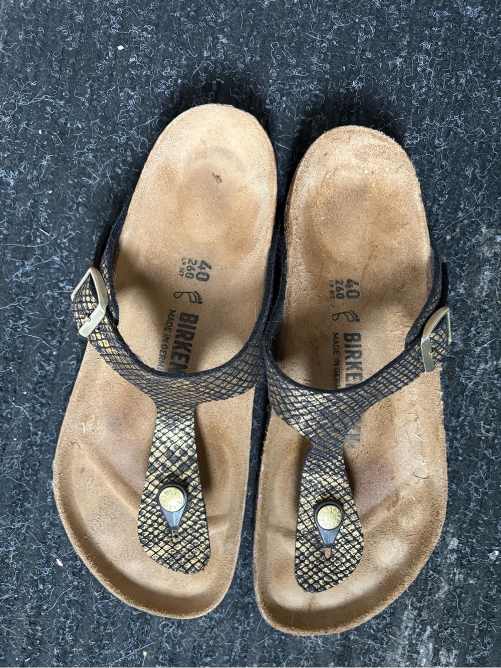 Birkenstock Women’s Gizeh Thong Sandals in Metallic Gold/Black size 40